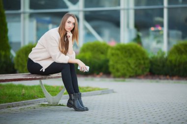 Bankta oturan üzgün kadın..