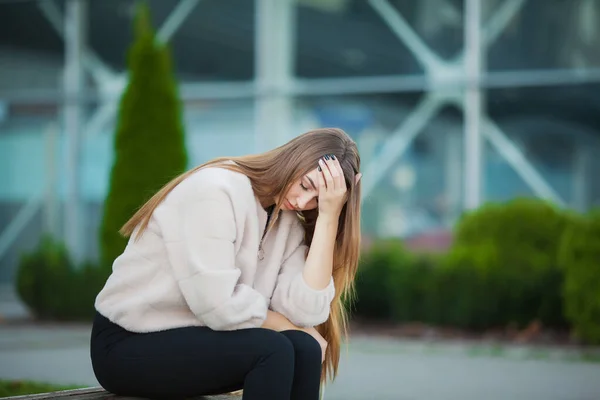 Donna sconvolta con problemi seduta su una panchina . — Foto Stock