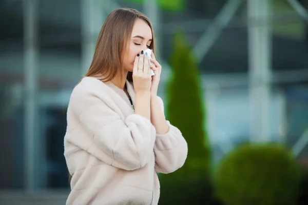 Dingin dan flu. Wanita yang marah dengan flu dan jaringan di luar ruangan — Stok Foto