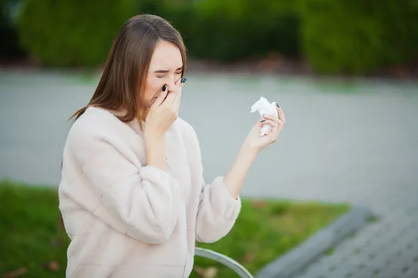 Resfriado y gripe. Mujer molesta con gripe y tejidos al aire libre — Foto de Stock