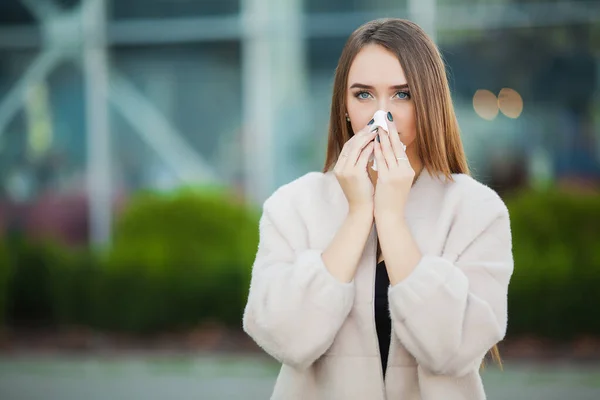 Dingin dan flu. Wanita yang marah dengan flu dan jaringan di luar ruangan — Stok Foto