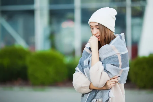 Koud en griep. Vrouw met griep buiten gekleed in pet — Stockfoto