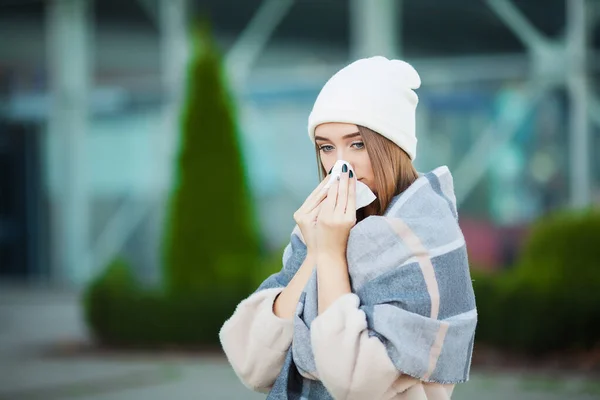 Frio e gripe. Mulher com gripe ao ar livre vestida de boné — Fotografia de Stock