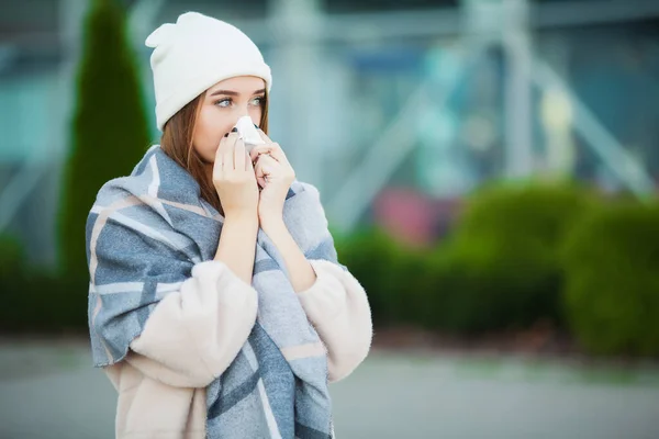 Κρύο και γρίπη. Γυναίκα με γρίπη σε εξωτερικούς χώρους ντυμένη με καπάκι — Φωτογραφία Αρχείου