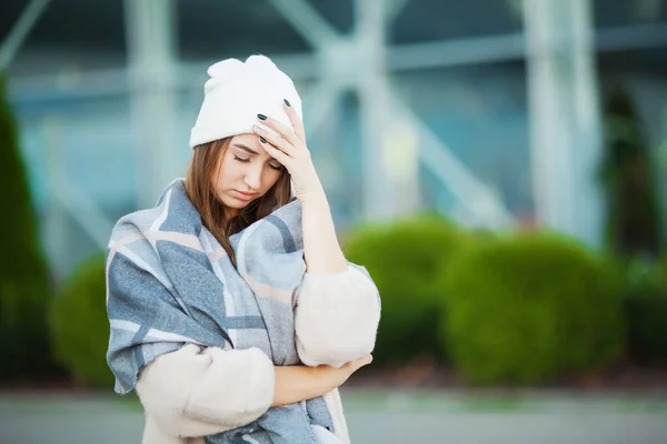 Frio e gripe. Mulher com gripe ao ar livre vestida de boné — Fotografia de Stock