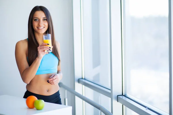 Dieta. Feliz sorrindo jovem mulher bebendo suco de laranja — Fotografia de Stock