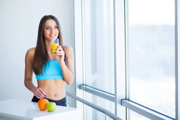 Dieta. Feliz sorrindo jovem mulher bebendo suco de laranja — Fotografia de Stock