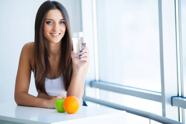 Mulher sorridente bonita tomando pílula de vitamina. Suplemento dietético — Fotografia de Stock