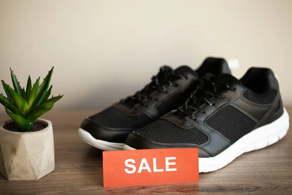 Par nya snygga vita sneakers med rabatt på grå bakgrund. — Stockfoto