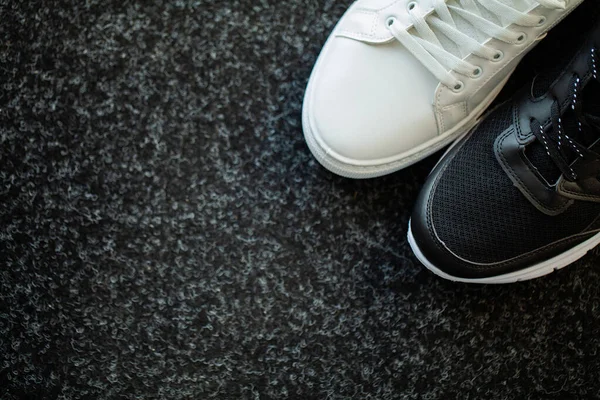 Par de zapatillas nuevas y elegantes en el suelo en casa . —  Fotos de Stock