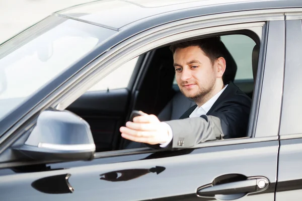 Joven hombre feliz compró nuevo coche moderno . — Foto de Stock