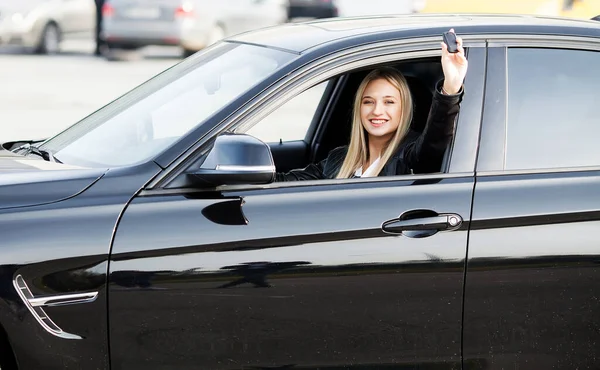 Mulher feliz desfrutar comprado carro moderno novo . — Fotografia de Stock