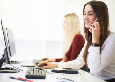 İki güzel kız bir danışmanlık şirketinde çalışıyor.