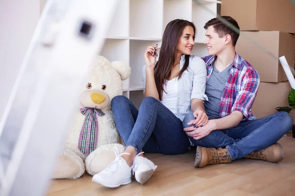 Glada unga par som flyttar till nytt hem — Stockfoto