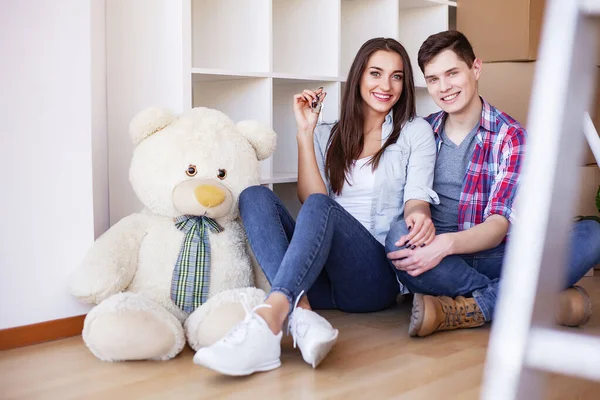 Glada unga par som flyttar till nytt hem — Stockfoto