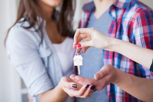 mutlu genç bir çift yeni eve taşınma