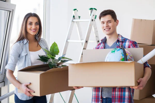 Gelukkige jonge paar verplaatsen naar nieuwe thuis — Stockfoto