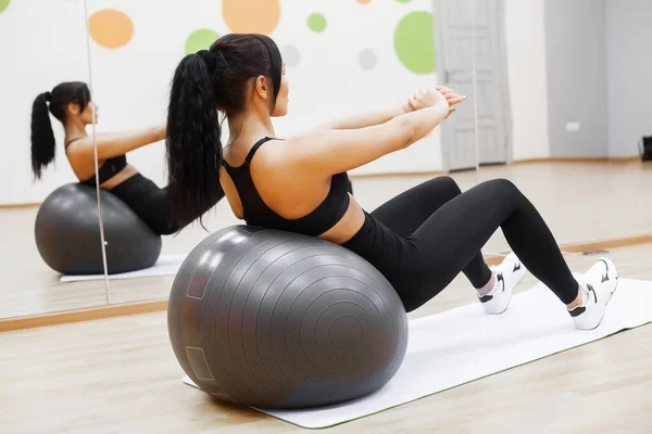 Gesunder Lebensstil. Fitness-Frau macht Übungen im Fitnessstudio. — Stockfoto