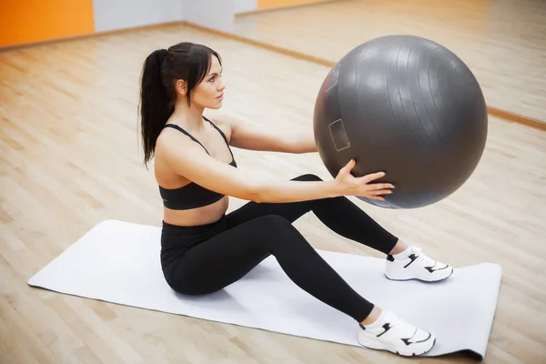 Hälsosam livsstil. Fitness kvinna gör övningar i gym. — Stockfoto