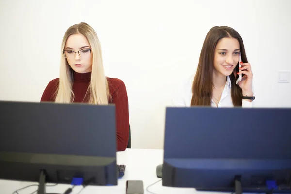Δύο όμορφα κορίτσια δουλεύουν στο γραφείο μιας εταιρείας συμβούλων. — Φωτογραφία Αρχείου