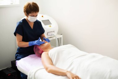 Güzellik kliniğinde Lpg donanım masajı yaptıran kadın. Profesyonel güzellik çalışıyor.