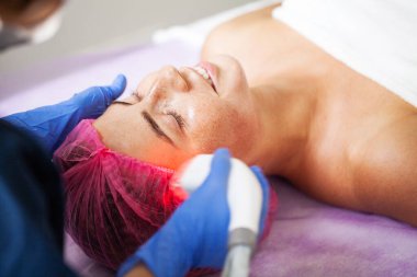 Güzellik kliniğinde Lpg donanım masajı yaptıran kadın. Profesyonel güzellik çalışıyor.