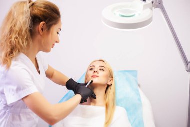 Kozmetoloji Kliniğinde Dudak Büyütme. Güzel Kadın Dudaklar için güzellik enjeksiyon oluyor