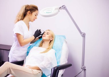 Kozmetoloji Kliniğinde Dudak Büyütme. Güzel Kadın Dudaklar için güzellik enjeksiyon oluyor