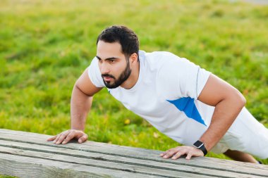 Fitness. Şehir ortamında koşan genç adam