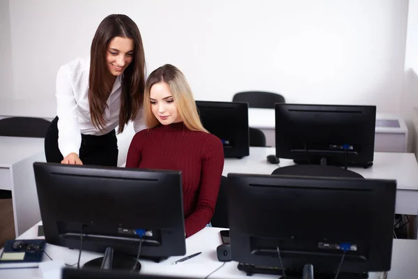 Dos hermosas chicas trabajan en la oficina de una empresa de consultoría — Foto de Stock