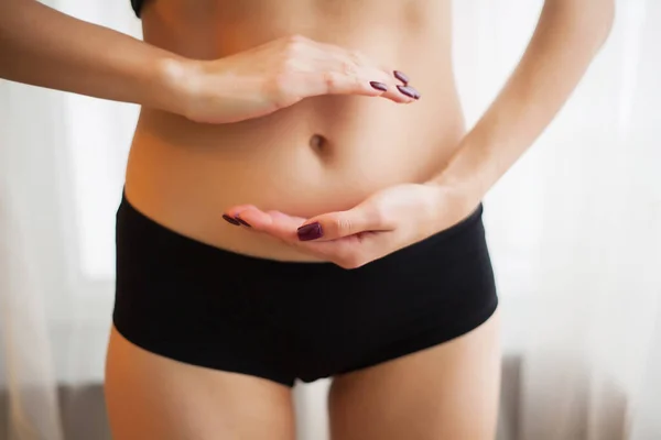 Concepto de salud estomacal. Mujer cogida de la mano en un vientre con las flechas de dibujo — Foto de Stock