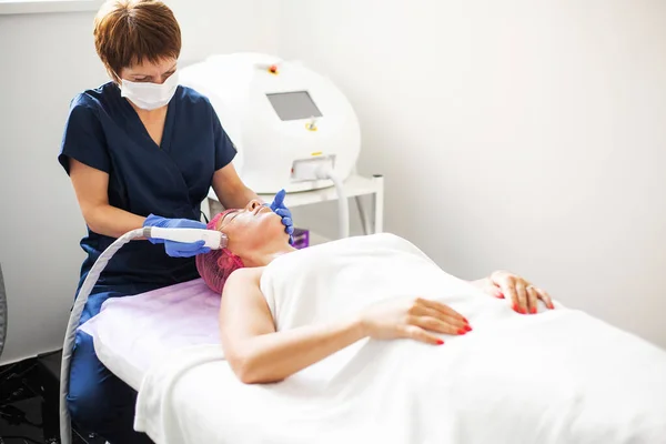 Frau bekommt lpg Hardware-Massage in der Schönheitsklinik. professionelle Kosmetikerin arbeitet. — Stockfoto