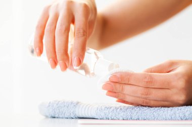 Çivilerin umurunda. Güzel kadınlar manikürlü manikürlü manikürlü, güzellik salonunda.