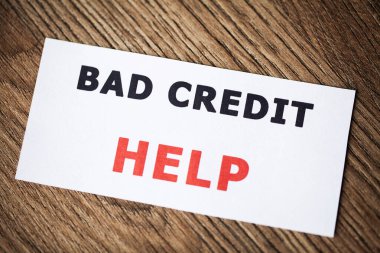 Kredi konsepti. Beyaz kartla yazılmış kötü kredi.