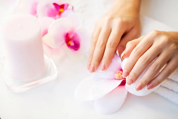 Cuidado con las uñas. Hermosas uñas de mujer con manicura francesa, en estudio de belleza —  Fotos de Stock