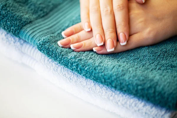 Spijkers geven erom. Mooie vrouwen nagels met franse manicure, in beauty studio — Stockfoto