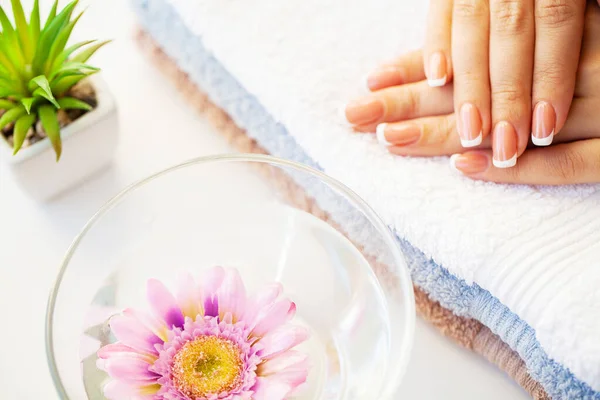 Cuidado con las uñas. Hermosas uñas de mujer con manicura francesa, en estudio de belleza —  Fotos de Stock