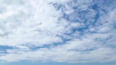 Gökyüzünde hareket eden güzel bulutlar ile Timelapse.