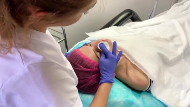 Spa kezelés a fiatal nő, miután arcpakolás szépségszalon. — Stock videók
