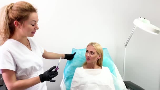 Augmentation des lèvres dans la clinique de cosmétologie. Belle femme se faisant injection de beauté pour les lèvres — Video