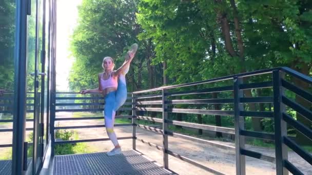 Mujer de fitness haciendo ejercicio en el parque verde . — Vídeos de Stock