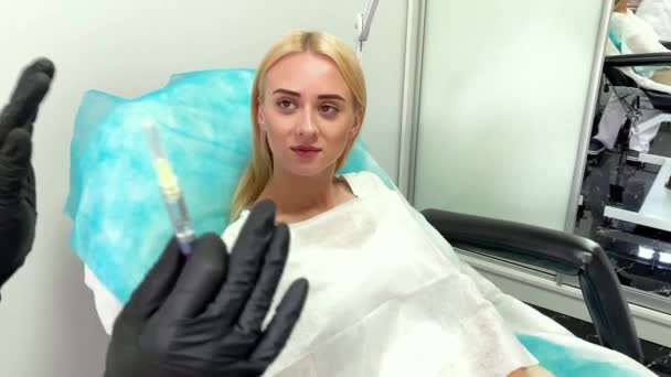 Lippenvergrößerung in der Klinik für Kosmetologie. schöne Frau bekommt Schönheitsspritze für Lippen — Stockvideo