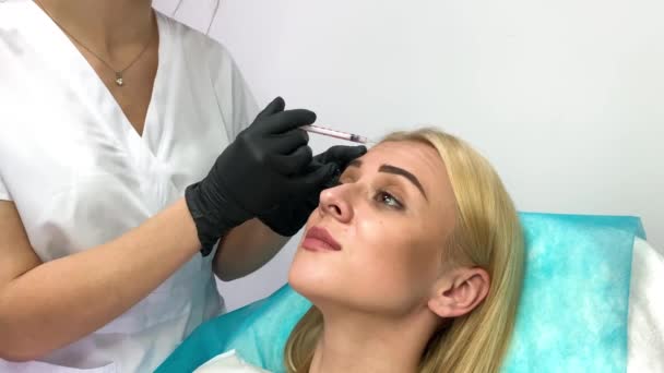 Augmentation des lèvres dans la clinique de cosmétologie. Belle femme se faisant injection de beauté pour les lèvres — Video