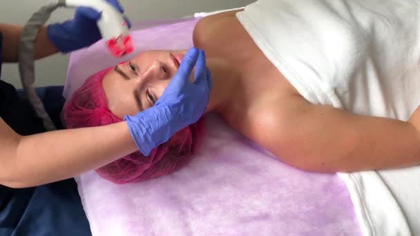 Žena, která dostává hardwarovou masáž na LPG na klinice krásy. Profesionální beauticijské práce. — Stock video