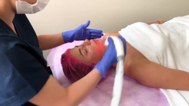 Mujer recibiendo masaje de hardware de GLP en la clínica de belleza. esteticista profesional trabajando . — Vídeo de stock