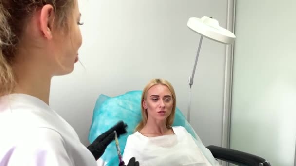 Augmentation des lèvres dans la clinique de cosmétologie. Belle femme se faisant injection de beauté pour les lèvres — Video