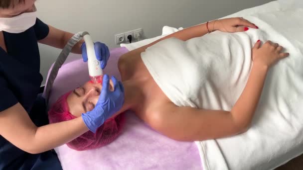 Frau bekommt lpg Hardware-Massage in der Schönheitsklinik. professionelle Kosmetikerin arbeitet. — Stockvideo