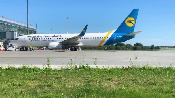 Lviv, Ukraina-augusti 2019: Ukraine International Airlines Boeing 737 lyfter från Danylo Halytsky International Airport Lviv. — Stockvideo