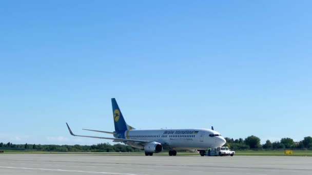 Lviv, Ukraina-augusti 2019: Ukraine International Airlines Boeing 737 lyfter från Danylo Halytsky International Airport Lviv. — Stockvideo