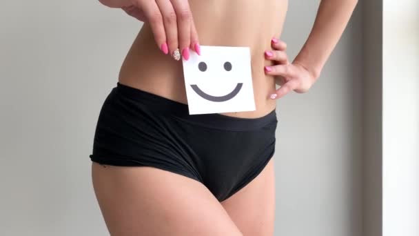 Salud de las mujeres. Primer plano de mujer sana con hermoso ajuste delgado cuerpo en bragas celebración de la tarjeta con la cara sonriente feliz en las manos. Salud estomacal y buenos conceptos de digestión . — Vídeos de Stock